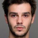 Taha Baran Özbek als Mert