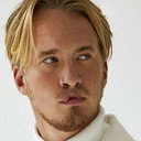 Lars Bos als Self - Host
