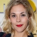 Alysson Paradis als Emma