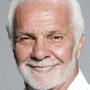 Lee Rosbach als Host