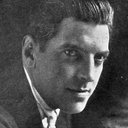 Alan Roscoe als Harlan Quinn / Harlequin