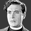 Raymond Bloomer als Reverend Lodge