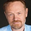 Jared Harris als Dr. Emil Nicholas