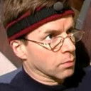 Gord Robertson als Monster Puppeteer