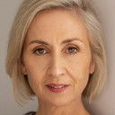 Renee Lyons als Holly