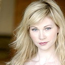 Julia Lee als Spa Receptionist