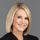 Alice Stewart als Television field reporter