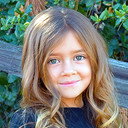 Kiana Jun Bartholomew als Young Scarlet
