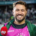 Rogério Scarione als Pitch-side reporter