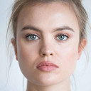 Zandi Holup als Teenage Girl Customer