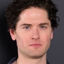 Kyle Soller als Dr. Elliot Blake