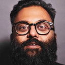 Sunil Patel als Dr. Walla, who means well