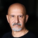 Gus Khosrowkhani als Mr. Mozzicato