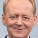 Poul Erik Skammelsen als Nyhedsvært 1