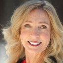 Mary Armstrong als Café Patron