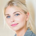 Julie Van den Steen als Self - Host