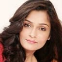 Samvedna Suwalka als Bella Khan, Bash's Wife