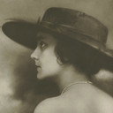 Sybill Morel als Die Alte