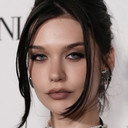 Amanda Steele als Vivian Thomas