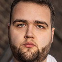 Sezgin Güleç als Özgür