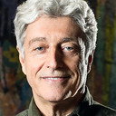 Caco Barcellos als Self - Host