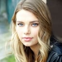 Indiana Evans als Naomi Tate