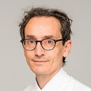 Tom Solomon als Neurologist Professor