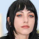 Devon Ross als Regina