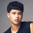 Kyle Echarri als Self - Host