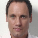 Anthony Cistaro als Kenneth Irons