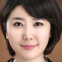 Shim Soo-mi als JTBC Reporter