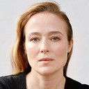 Jennifer Ehle als Carla