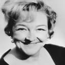 Beryl Reid als Mrs. Flynn