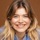 Eva Moustrou als Agatha