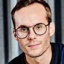 Vincent Fierens als Self (voice over)