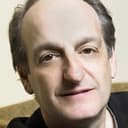 David Paymer als Secretary John Forsyth