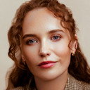 Julia Brown als Catriona 'Cat' Grant