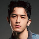 Adam Lin als Xiao Qin