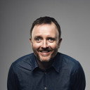 Chris McCausland als Scott