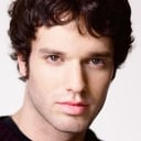 Jake Epstein als Dustin Lauderbach