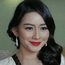 Laura Theux als Amara