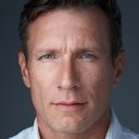 Tom O'Connell als Agent Sam Colton