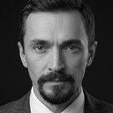 Nuri Kırgeç als Professor