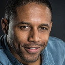 Martin Ezelle als Officer Jones