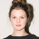 Alina Stiegler als Petrovic