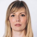 Ava Geralis als Schmitt