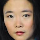 Yilin Yang als La serveuse chinoise