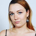 Kirsty Armstrong als Host