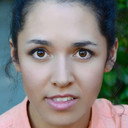 Emily Snell als Neda