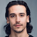 Manny Tsakanika als Breakdancer